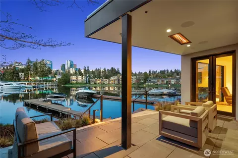 9810 SE Shoreland Dr, Bellevue, WA 98004