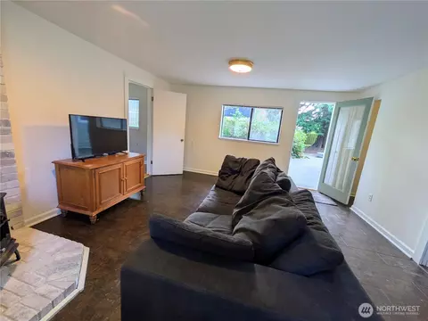 Living - 24 Shady Ln, Eastsound, WA 98245 photo 5 of 6