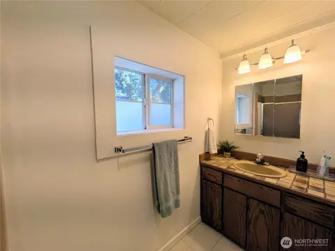 Bath - 24 Shady Ln, Eastsound, WA 98245 photo 2 of 3