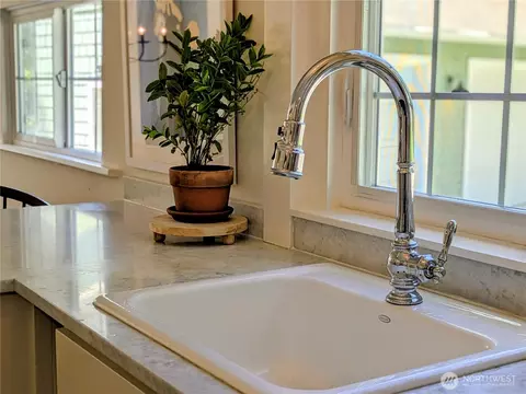 Kitchen - 24 Shady Ln, Eastsound, WA 98245 photo 2 of 5