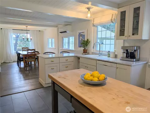 Kitchen - 24 Shady Ln, Eastsound, WA 98245 photo 3 of 5