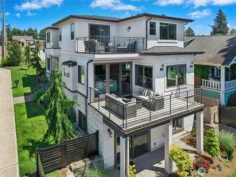 1006 4th St W, Kirkland, WA 98033