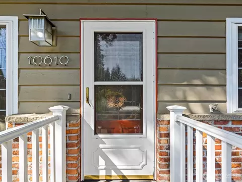 Exterior - 10610 NE 190th St, Bothell, WA 98011 photo 6 of 13