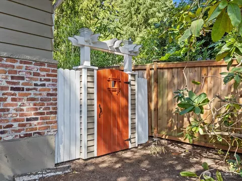 Exterior - 10610 NE 190th St, Bothell, WA 98011 photo 4 of 13