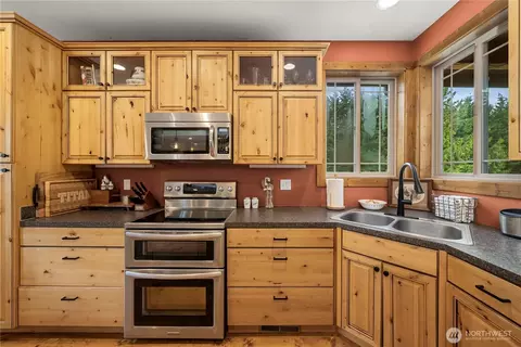 Kitchen - 19205 212th St E, Orting, WA 98360 photo 5 of 5