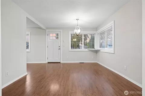 Living - 918 Maple St, Everett, WA 98201 photo 5 of 6