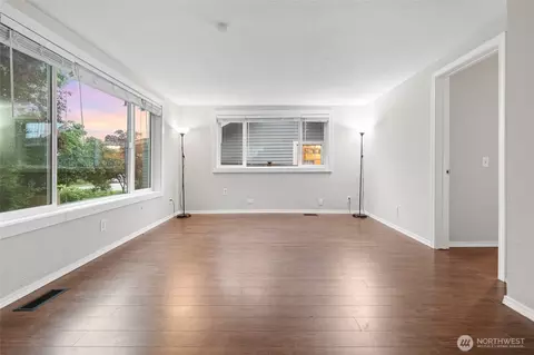Living - 918 Maple St, Everett, WA 98201 photo 3 of 6