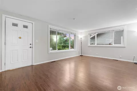 Living - 918 Maple St, Everett, WA 98201 photo 1 of 6