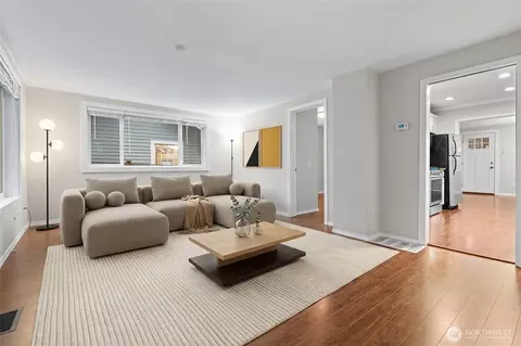 Living - 918 Maple St, Everett, WA 98201 photo 2 of 6