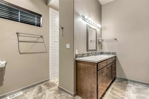 Bath - 2111 Paramount St, Walla Walla, WA 99362 photo 2 of 4