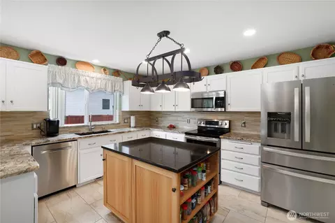 Kitchen - 1203 Blue Jay Ave SW, Orting, WA 98360 photo 5 of 7