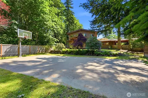 19946 47th Ave NE, Lake Forest Park, WA 98155