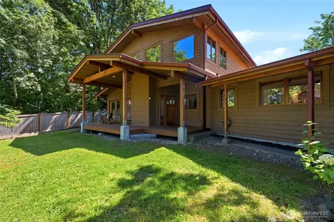 19946 47th Ave NE, Lake Forest Park, WA 98155