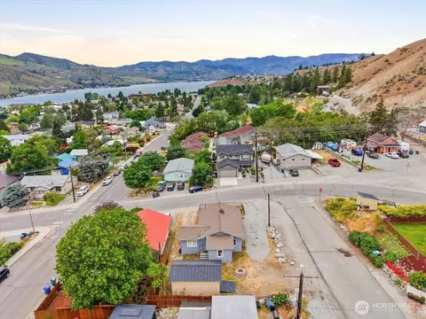 608 N Bradley St, Chelan, WA 98816