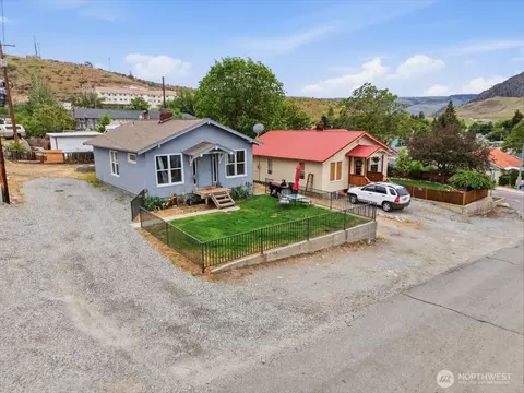 608 N Bradley St, Chelan, WA 98816