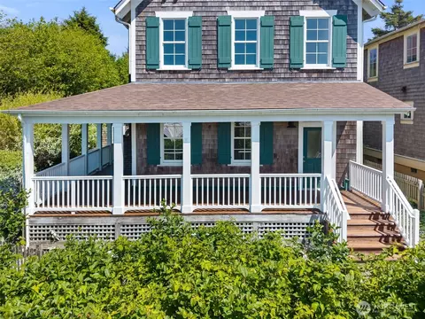 81 Fireside Ln, Pacific Beach, WA 98571