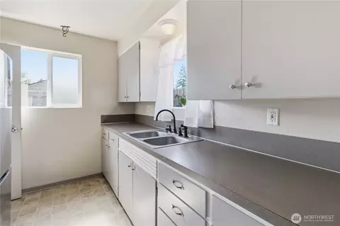 Kitchen - 356 28th Ave, Longview, WA 98632 photo 1 of 2