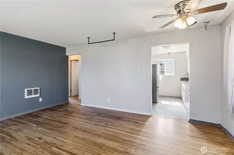 Living - 356 28th Ave, Longview, WA 98632 photo 1 of 3