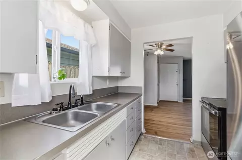 Kitchen - 356 28th Ave, Longview, WA 98632 photo 2 of 2