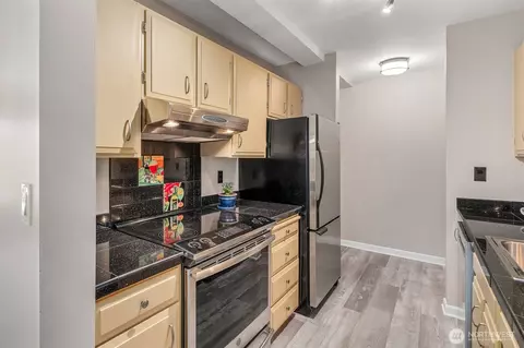 Kitchen - 75 E Lynn St #B, Seattle, WA 98102 photo 1 of 3