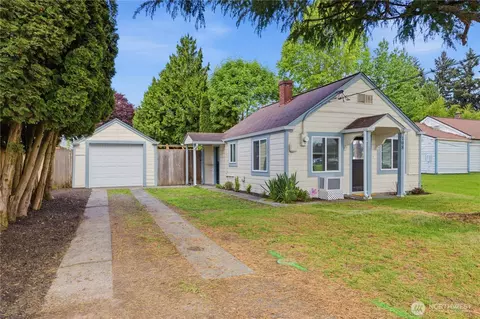 108 8th St NW, Puyallup, WA 98371