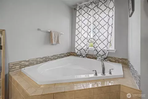 Bath - 502 Carrier Ave SW, Orting, WA 98360 photo 2 of 4