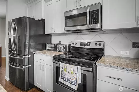 Kitchen - 502 Carrier Ave SW, Orting, WA 98360 photo 4 of 7