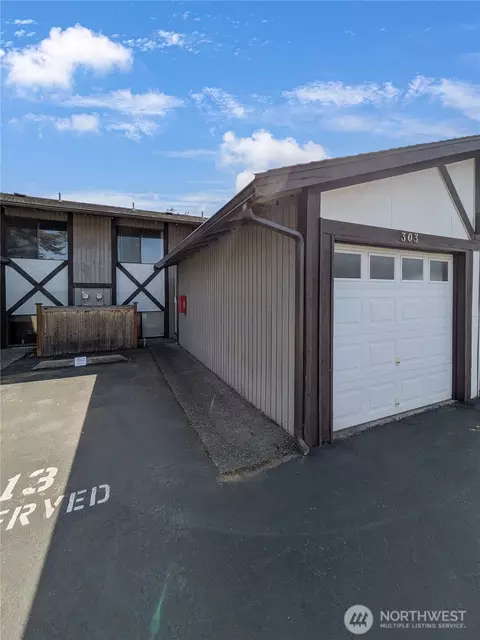 317 SW 112th St #303, Seattle, WA 98146