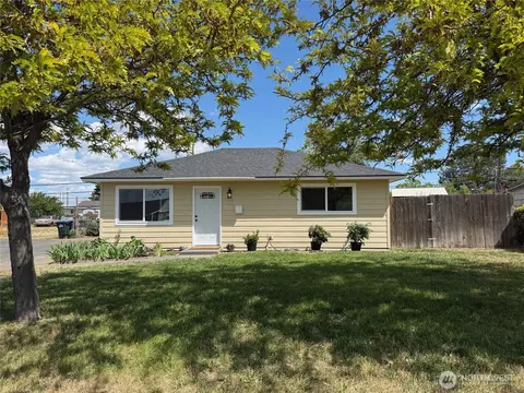 515 S Juniper Dr, Moses Lake, WA 98837