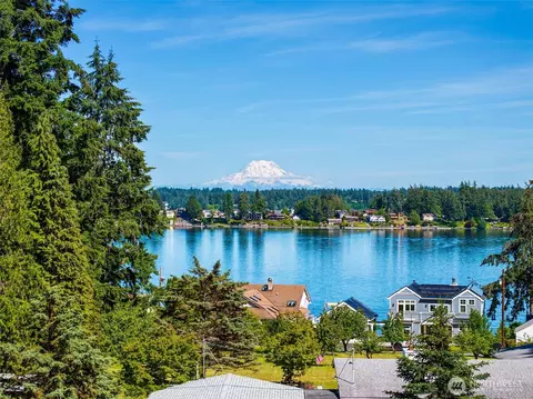 8006 Urquhart St NW, Olympia, WA 98502