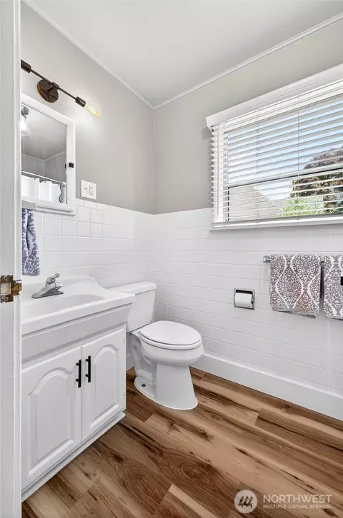 Bath - 3026 Porter St, Enumclaw, WA 98022 photo 1 of 2