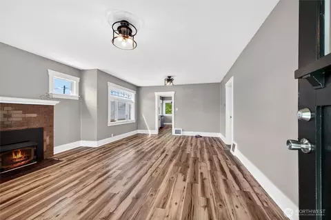 Living - 3026 Porter St, Enumclaw, WA 98022 photo 2 of 4