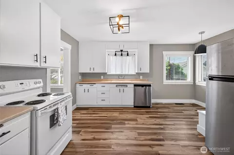 Kitchen - 3026 Porter St, Enumclaw, WA 98022 photo 3 of 3