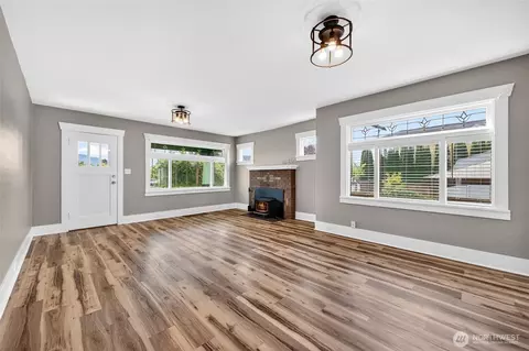 Living - 3026 Porter St, Enumclaw, WA 98022 photo 4 of 4
