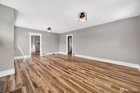 Living - 3026 Porter St, Enumclaw, WA 98022 photo 3 of 4