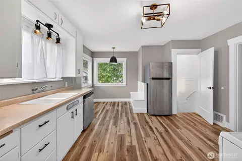 Kitchen - 3026 Porter St, Enumclaw, WA 98022 photo 2 of 3
