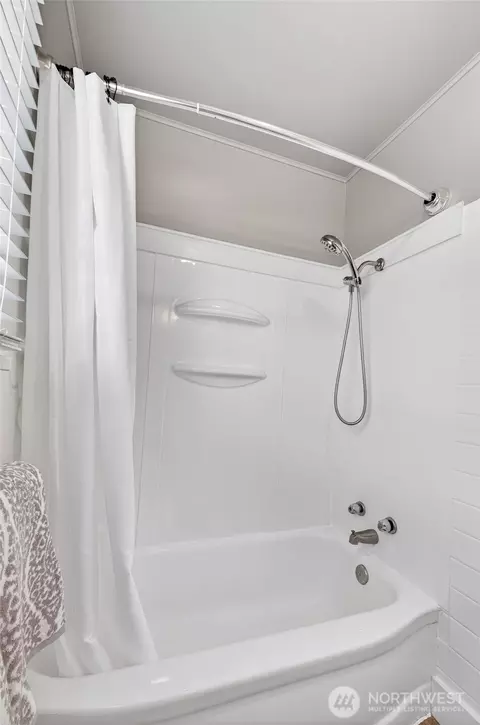 Bath - 3026 Porter St, Enumclaw, WA 98022 photo 2 of 2