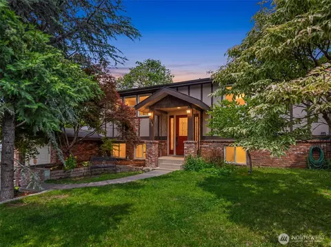 239 6th St NE, East Wenatchee, WA 98802