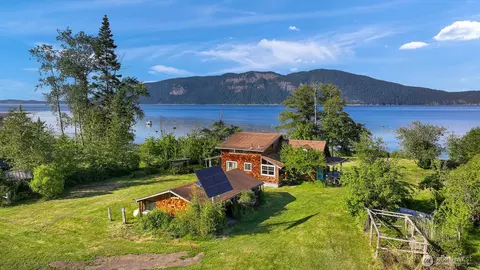 1611 Jas Airport Ln, Anacortes, WA 98221