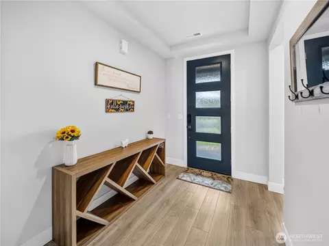 Entry Way - 3522 Elmont Ave, Enumclaw, WA 98022 photo 1 of 1