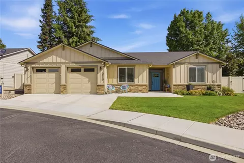 219 Pershing Cir, Wenatchee, WA 98801