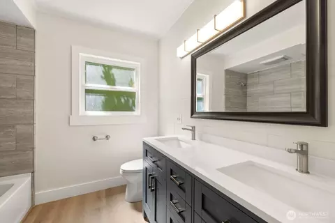 Bath - 471 16th Ave, Longview, WA 98632 photo 1 of 2
