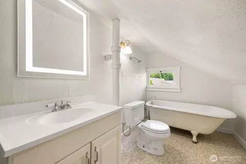 Bath - 471 16th Ave, Longview, WA 98632 photo 2 of 2