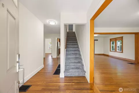 Entry Way - 471 16th Ave, Longview, WA 98632 photo 1 of 3