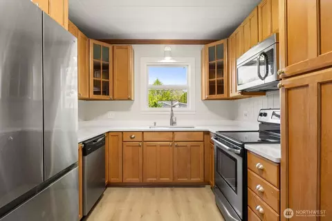 Kitchen - 471 16th Ave, Longview, WA 98632 photo 1 of 2