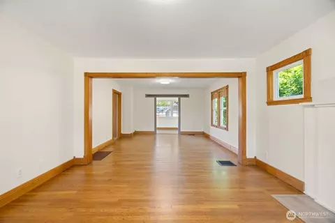 Living - 471 16th Ave, Longview, WA 98632 photo 2 of 3
