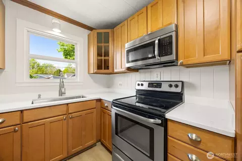 Kitchen - 471 16th Ave, Longview, WA 98632 photo 2 of 2