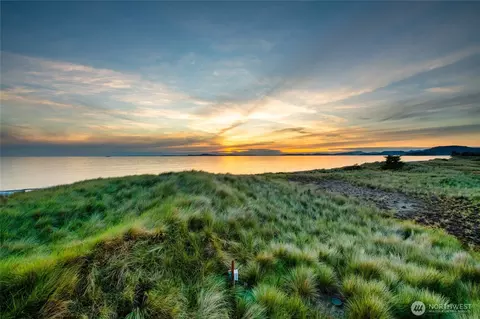 4689 Surfcrest Dr, Oak Harbor, WA 98277