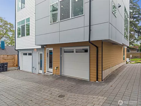 902 N 86th St, Seattle, WA 98103