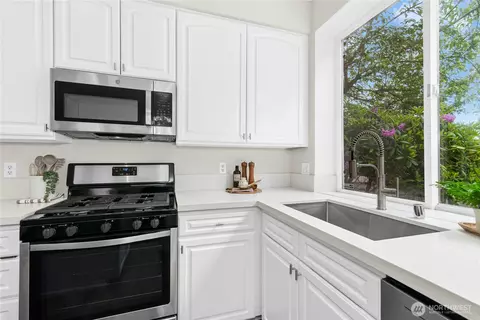 Kitchen - 14708 54th Ave SE, Everett, WA 98208 photo 4 of 4